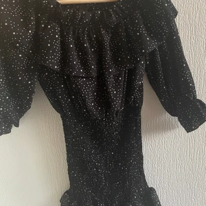 Klänning - Klänning med resår i midjan. Kan frakta i hela sverige eller mötas upp i Malmö. Köparen står för frakt. Storlek xs men passar upp till medium.