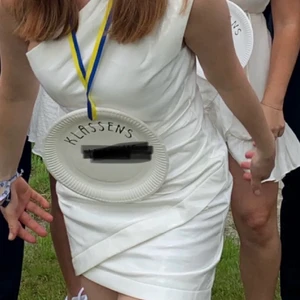 Studentklänning - Min fina studentklänning från det underbara australiska märket Showpo säljer jag! (Slutsåld) Den är i läder/latex imitation. Superfin skärning på klänningen!!💕Den har ett litet märke som man tyvärr inte får bort därav priset. Nypris: 1000:- Köparen står för frakten!!💕⭐️