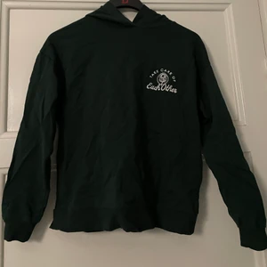 Set  - Säljer detta mörkgröna mjukisset ifrån asos då det är för litet, jag är 165 och byxorna är för korta på mkg. Aldrig använt så väldigt bra skick 50kr styck eller båda för 120. (Köparen står för frakten!)