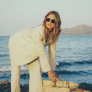 Nividas solglasögon - Superfina solglasögon från Nividas, säljer då jag råka beställa två likadana! Alltså aldrig använda 💖 Nypris 1199kr, säljs ej längre! Är modellen som på första bilden fast dom är helsvarta 😍 Alla tillbehör på bilden ingår! Kontakta mig om du är intresserad eller har några frågor 💕