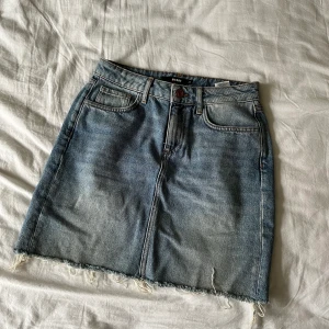 Jeanskjol  - En jeanskjol från Bikbok i storlek XS.