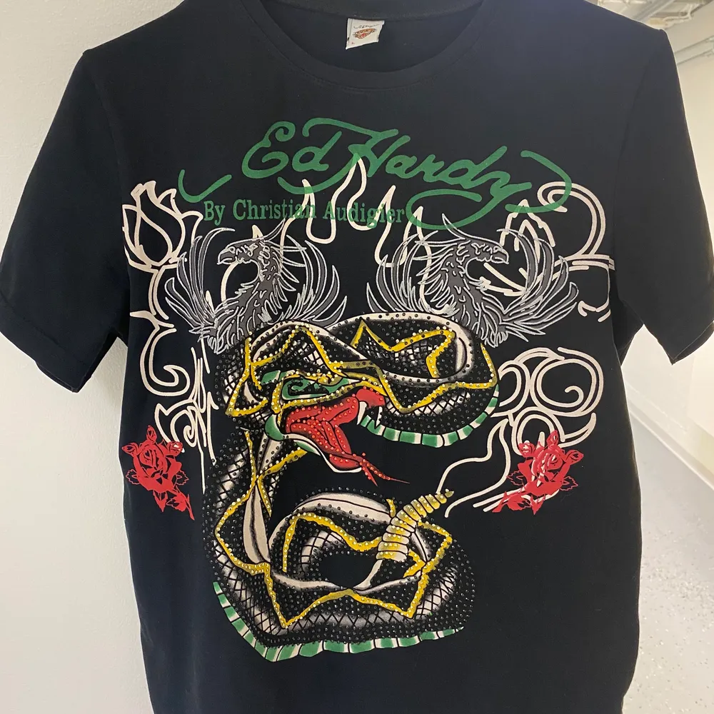 Black T-shirt Ed hardy in good condition like new just only one time on my body. Size L but fit for S size. Spandex and cotton material made on USA. T-shirts.