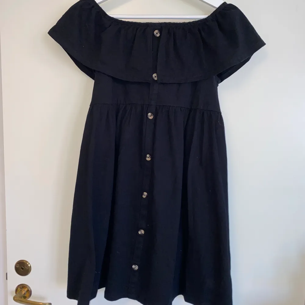 Svart Off shoulder klänning med knappar. Går strax över knäna på mig som är 160 cm🤍. Mekot.