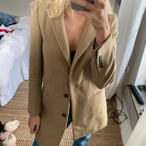 Kappa - Säljer den a sjuk snygga kappa, köpt på JC för några år sedan men extremt sparsamt använd! Köptes för 1700kr. Jag är 175cm. Postar spårbart 66kr