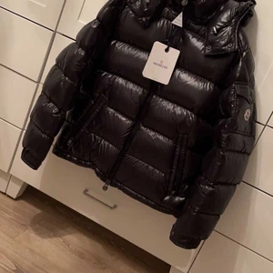 Moncler jacka stolek M - Använd några gånger och säljer den för den passar ej mig