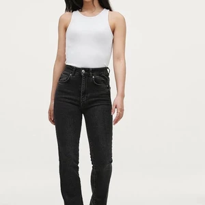 Svarta bootcut jeans - Jeans från ginatricot, modellen meja flare jeans. Storlek 36, dam. Nyskick/oanvända. Ny pris 499kr.