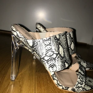 Klackskor  - Bekväma klackskor i storlek 38 knappt använda 