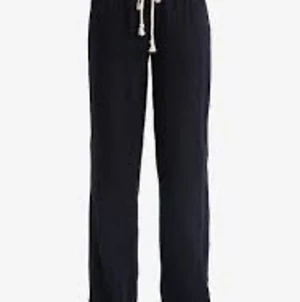 Linnebyxor från Roxy  - Säljer dessa i storlek M🥰🥰 Använda 2 ggr men kommer inte till användning tyvärr. Säljer för 350kr plus 60kr frakt💗💗💗