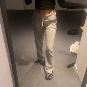 Juicy couture byxor - Säljer juicy byxor med fickor i storlek M. Dom är köpta i januari 2022 och nästan intill nya. Buda från 800 kr. Mina egna bilder 