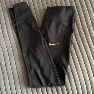 Tights från Nike i mycket fint skick! Har en ficka på sidan av låret som rymmer en stor mobil eller exempelvis nycklar. Passar Xs-s. Skriv för fler bilder💕