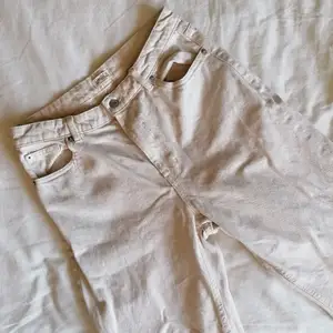 Off white jeans i modell Betty från Lindex. Nyskick!