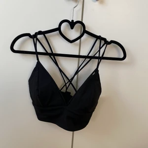 Sport-bh från Lululemon - Supersnygg och skön sport-bh från Lululemon, vadderad. Tyvärr lite stor för mig, jag tror det är en US 8, eventuellt en 10 och passar därmed en 38-40. Använd ett fåtal gånger och i jättefint skick.