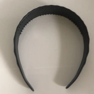 Diadem.  - Jag säljer detta diadem. Det är något år gammalt men inte mycket använt. Det tvättas/torkas av innan det skickas. 