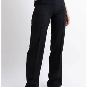 Kostymbyxor Madlady - Kostymbyxor från Madlady säljes i superfint skick! Svarta strl 40 L30