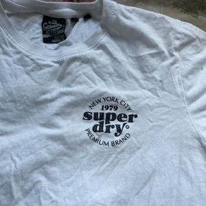 T-shirt - Vit t-shirt från Superdrystore i storlek M. Lite skrynklig på bilden. 