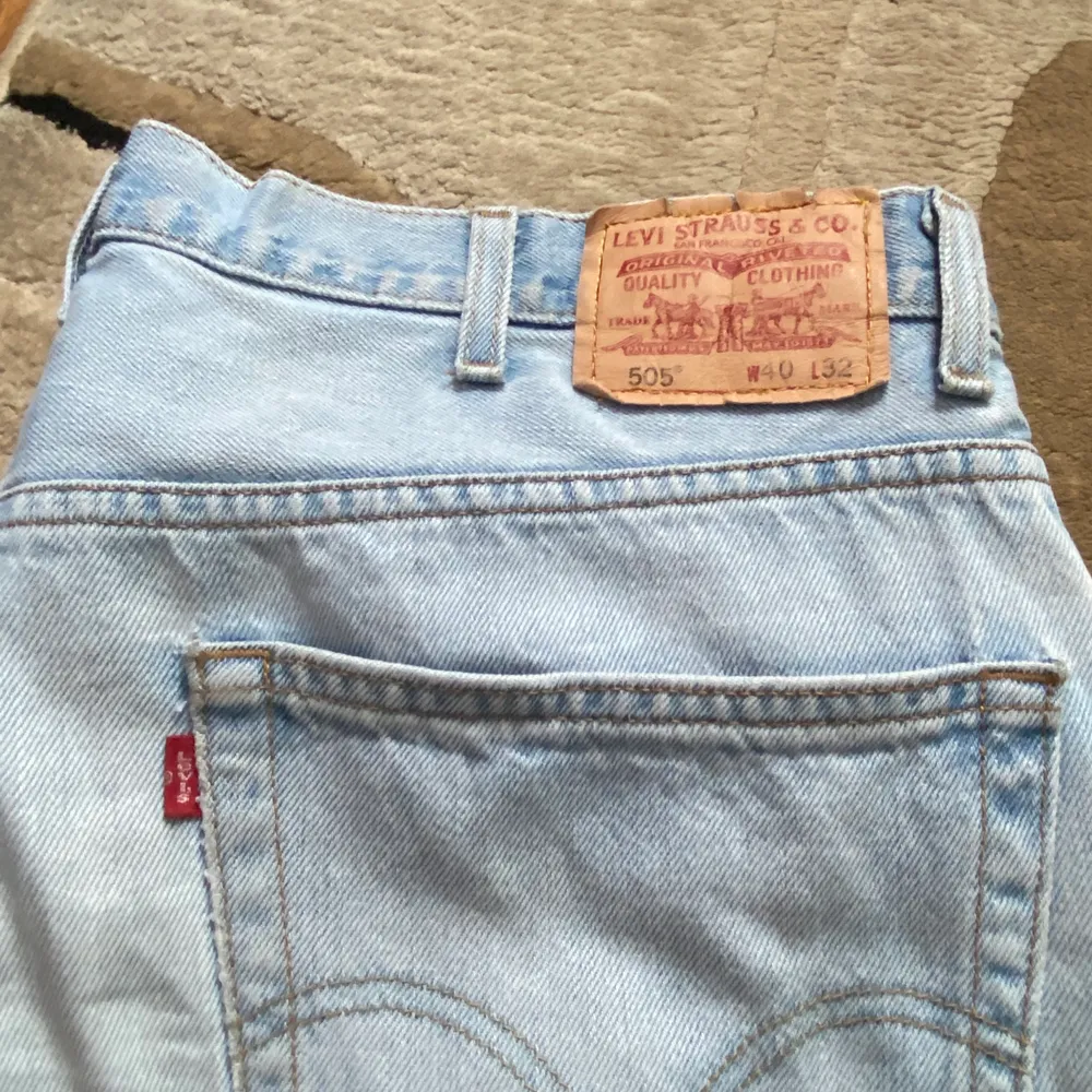 skit snygga vintage 505 levis i en ljusblå färg. funkar inte priset lägg då ett bud eller ge ett bytesförslag. Jeans & Byxor.