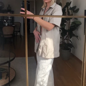 Skjorta  - Skjorta med dragkedja. 