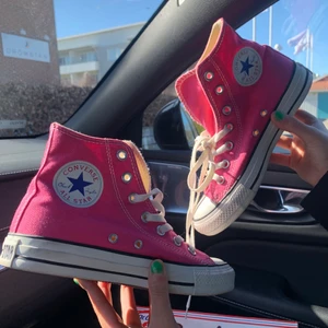 Converse  - Ett par skitsnygga och perfekta rosa Chuck Taylor All Star Converse i Storlek 37. Säljer de pga att jag använder de alldeles för lite!! De är i väldigt bra skick och knappt använda. Nypris är 749:- tror jag men säljer dessa för 200:-. Frakt tillkommer om de behöver skickas (66kr spårbart)🥰💖🌸⚡️ obs, sista bilden är från pintrest💓