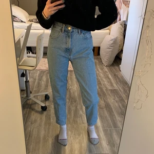 Jeans från Zara - Jeans från Zara i fint skick, sparsamt använda. Strl 34. Nypris 400kr. Finns att hämta i Köping, ev. frakt betalas av köpare.