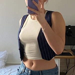 h&m blå mönstrad väst  - superfin mjuk väst med mönster. storlek 34 (säljer pga den e för små). passar bra till en fest eller mer casual outfit. kan bäras som den är eller med topp under 💗