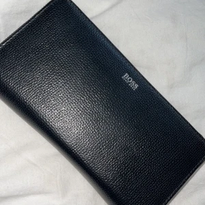 Märkesväskor - Säljer mina tre märkesväskor då dem ej används alls. Hugo boss plånboken fick jag i present 2019, så kvitto finns ej. D&G har jag ärvt från familjemedlem. Jag säljer båda för 1100 men kan gå ned i pris. Vill man bara ha en vara kan pris diskuteras i chatten.