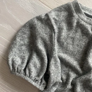 Grå stickad t-shirt - En grå stickad t-shirt med puffärmar från zara