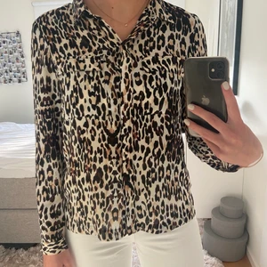 Leopard skjorta från Marqet  - Leopard skjorta från Marqet i storlek 34. Finns små revor på fåtal ställen i tyget (se bild nr 3), men knappt märkbart. Köparen står för frakten.