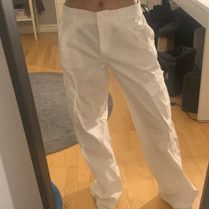Vita cargobyxor - Säljer dessa populära vita cargobyxor i storlek 36, slutsålt på hemsidan !!🖤