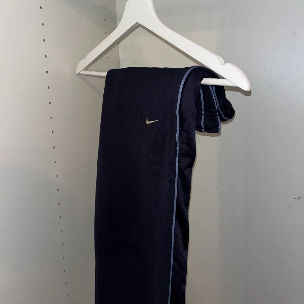 Nike sweatpants som passar bra för våren med skönt material.. Jeans & Byxor.