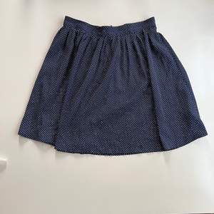 Söt kjol från monki, marinblå med vita prickar. Sparsamt använd
