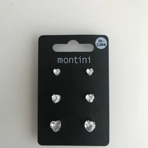 Hjärtformade örhängen.  - 3 par hjärtformade örhängen av märket Montini. Köpta på Ur & Penn. Nickelfria 
