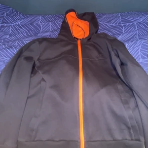 Hugo boss tröja  - Säljer en Hugo boss tröja den är lite för stor för mig och därför vill jag sälja den, den är använd några gånger men den är i helt ny skick. 