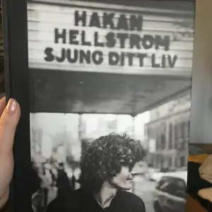 Håkan Hellström - bilder, sångtexter + noter. Den är i gott skick, som ny. 🥰