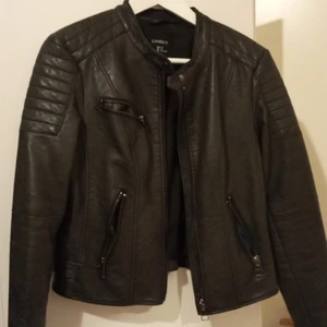 Skinnjacka, mörkgrå strl 38 - Knappt använd och felfritt skick.