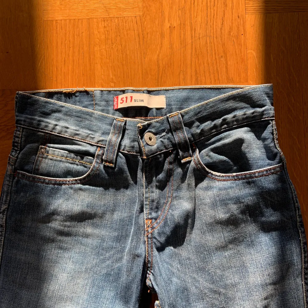 Säljer dessa 511 Slim jeans från Levis, då de tyvärr har blivit för små för mig! 💓 Storlek 29, men skulle säga att de är mer som en 26/27. Farkut & Housut.