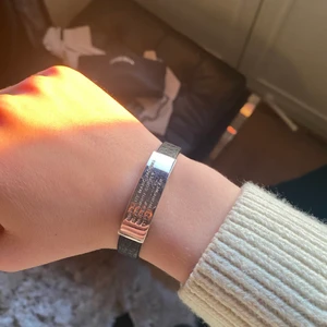 Marc by Jacobs armband - Marc by Jacobs armband med silverbricka och skinnband runt om. Fick detta för längesen men fortfarande bra skick endast lite repor på silverbrickan. Reglerbar storlek.