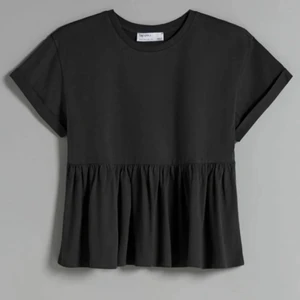 Volang tröja - En jätte fin svart/grå tröja med volang. Älskar den igentligen men har bytt stil så uppskattar om någon vill köpa den❤️✨