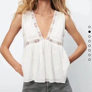 Zara topp - Säker min jättefina zara topp igen, då köpare ångra sig. Använd två gånger. Vid fler bilder eller frågor kom privat. pris kan diskuteras. Köparen står för frakt!❤️