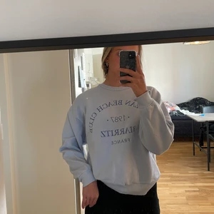 Sweatshirt Gina xs - Supemysig sweatshirt från Gina tricot! Jätte fint skick förutom en liten ljusrosa fläck längst ner på tröjan ( se bild två) syns dock inte när man har på sig den och går säkert att få bort i tvätten.