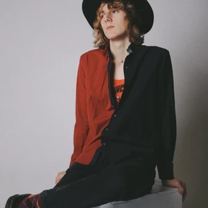 tvådelad skjorta - en skjorta som är hälften röd hälften svart för när man inte kan bestämma sig