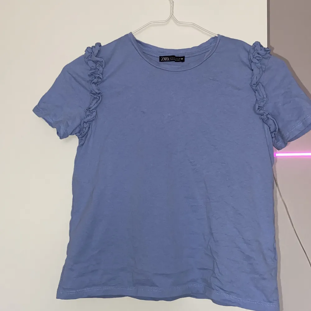 Blå zara t-shirt som nästan aldrig är använd för att den var för liten och ganska kort men superbra Skick. T-shirts.