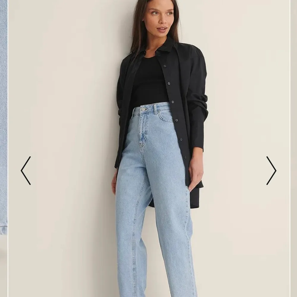 Blå jeans från Na-kd med slits nedtill. Sparsamt använda pga fel storlek. Storlek 38. Kan skickas.. Jeans & Byxor.