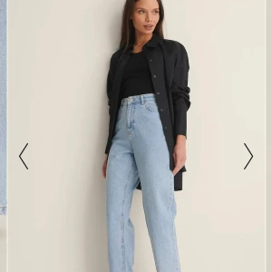 Jeans med slits - Blå jeans från Na-kd med slits nedtill. Sparsamt använda pga fel storlek. Storlek 38. Kan skickas.