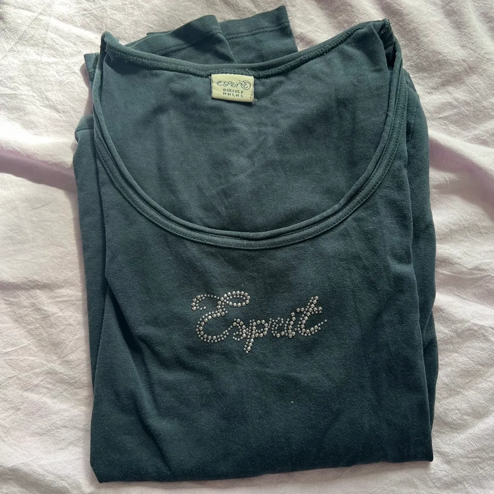 Säljer denna långärmade tröja/t-shirt från Esprit. Står ingen storlek men materialet är strechigt🌟. Toppar.