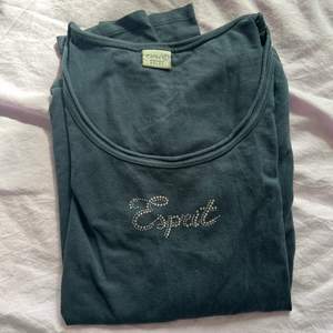 Säljer denna långärmade tröja/t-shirt från Esprit. Står ingen storlek men materialet är strechigt🌟