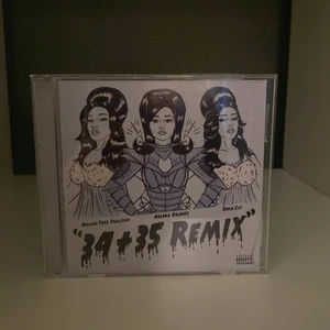 Ariana Grande 34 + 35 CD - Ariana Grande 34 + 35 remix cd från hennes egna hemsida. Trasig nere i hörnet (se första bilden).