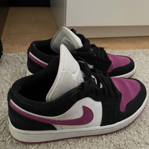 Jordan skor - Säljer mina låga jordan!! Jättefina men kommer inte till användning för mig. Köpa på nikes egna hemsida. Storlek 40,5. Hör av dig vid intresse!