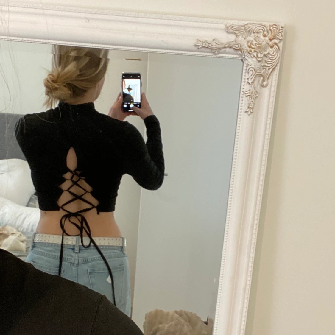 Svart tröja med knyte i ryggen