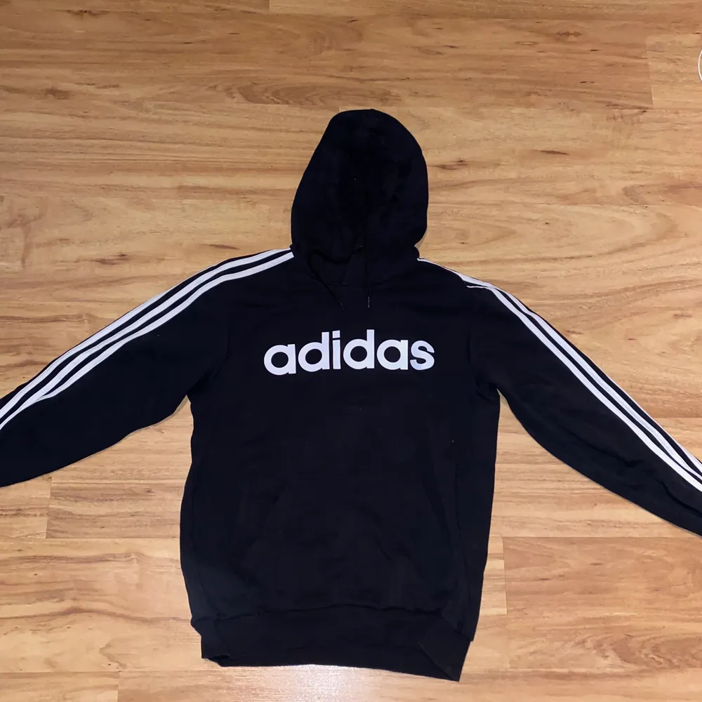 Adidas Hoodie säljs för 100kr storlek M. Hoodies.