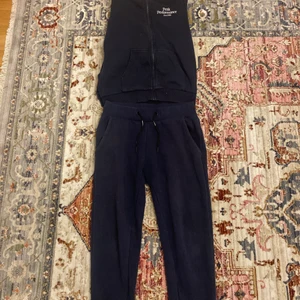 Peak performance traqsuit (160cm) - Peakperformance traqsuit (160cm) (Äkta) bra kvalite och köpt från peakperformance butik.